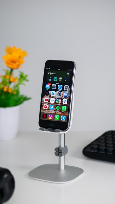 白色桌面上的黑色iPhone5